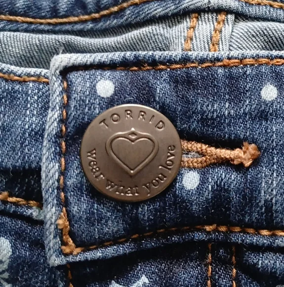 TORRID WOMEN'S SKULL POLKA DOTS  DISTRESSED BLUE DENIM JEANS SHORT. SIZE 16 - Picture 11 of 16